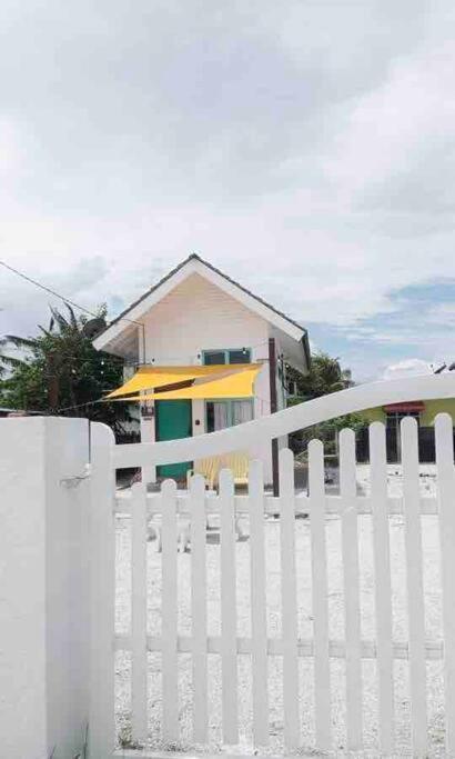 Sea Kecil Tiny House Near Jetty Of Kuala Besut Villa Kampong Nail Exterior photo